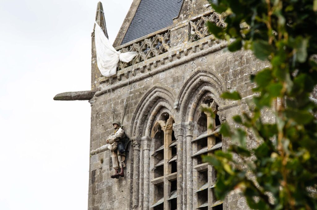 De parachute in St Mere Eglise